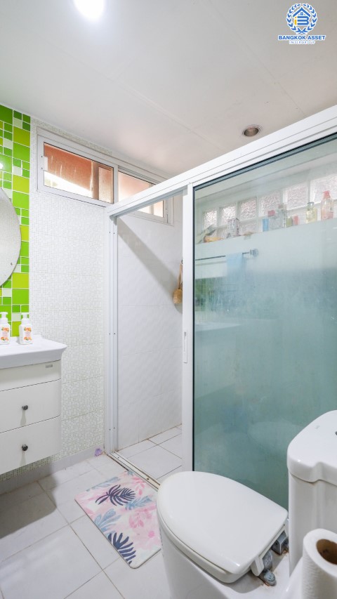 บ้านเดี่ยวมือสองนนทบุรี หน้าบ้านไม่ชนใคร โครงการ ประชานิเวศน์3 สามัคคี-ประชาชื่น  เนื้อที่กว้าง 50 ตร.ว. ฟังก์ชันครบครัน 4 ห้องนอน 2 ห้องน้ำ 1 ห้องนั่งเล่น แถมเครื่องปรับอากาศ 3 เครื่อง พร้อมพื้นที่ใช้สอย 198 ตร.ม.  บนทำเลเมืองติด ถ.สามัคคี และถ.ติวานนท์ ใกล้รถไฟฟ้าสายสีมชมพู "สถานีสามัคคี"